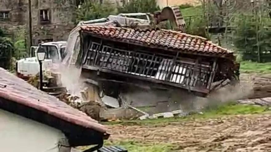 Revuelvo en Salas por el derribo de una panera a pala excavadora: &quot;Se podía haber desmontado y donado&quot;