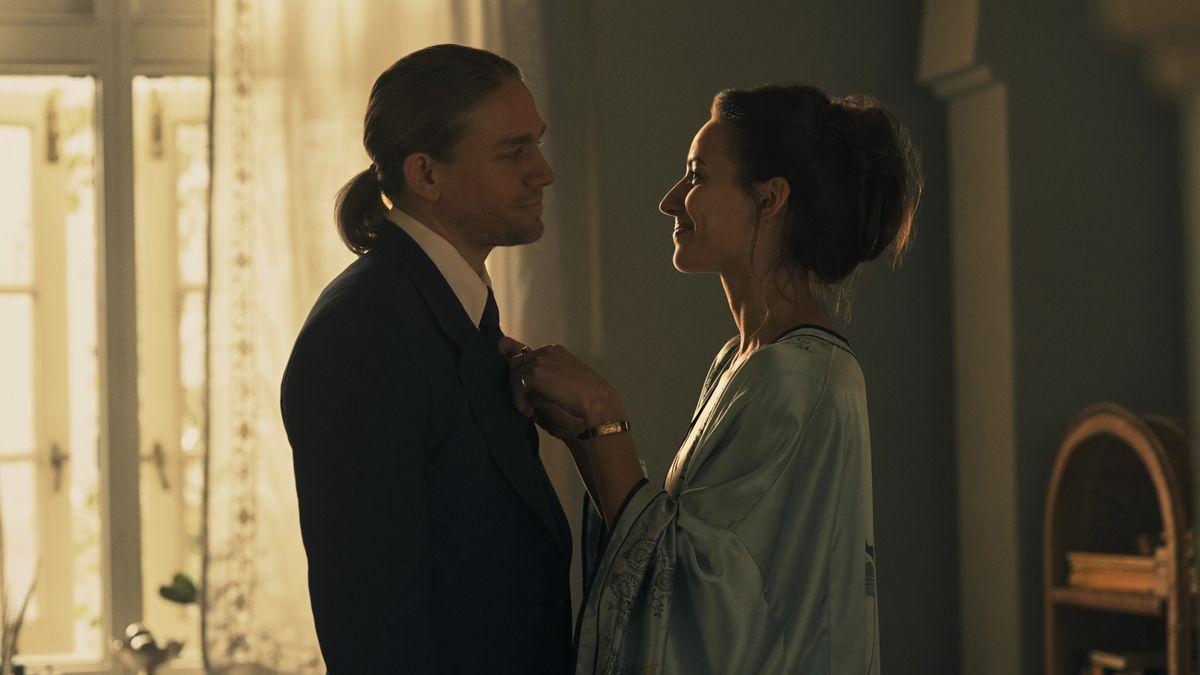 Charlie Hunnam (Lin) y Antonia Desplat (Karla) en ’Shantaram’.