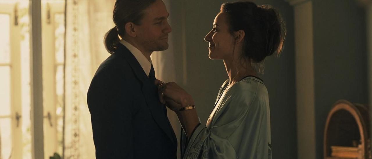 Charlie Hunnam (Lin) y Antonia Desplat (Karla) en ’Shantaram’.