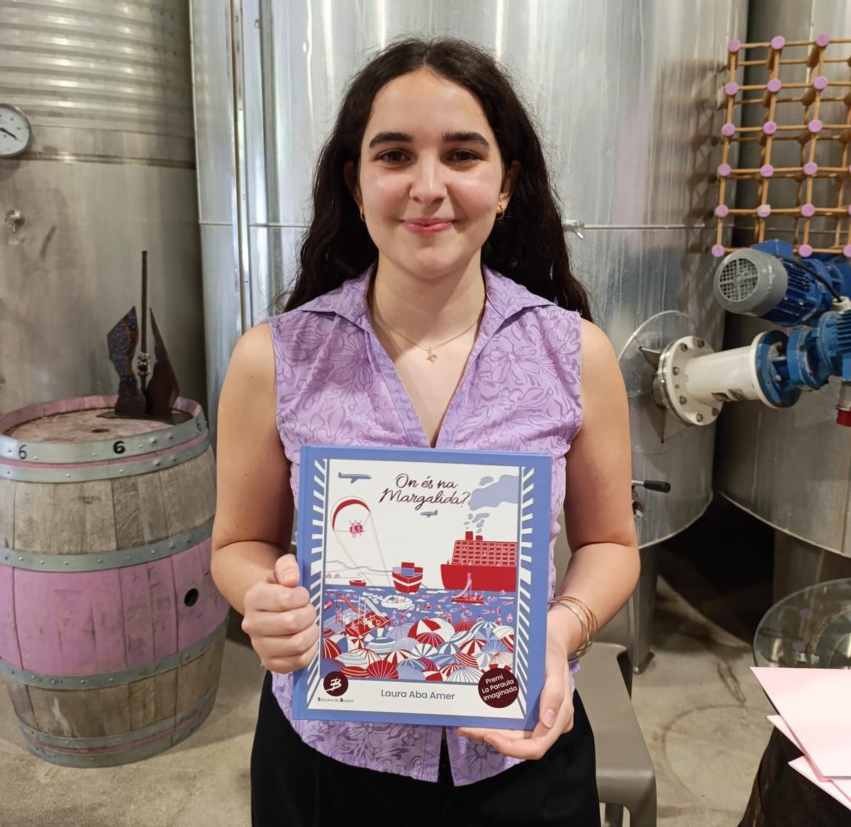 Laura Alba con su libro.