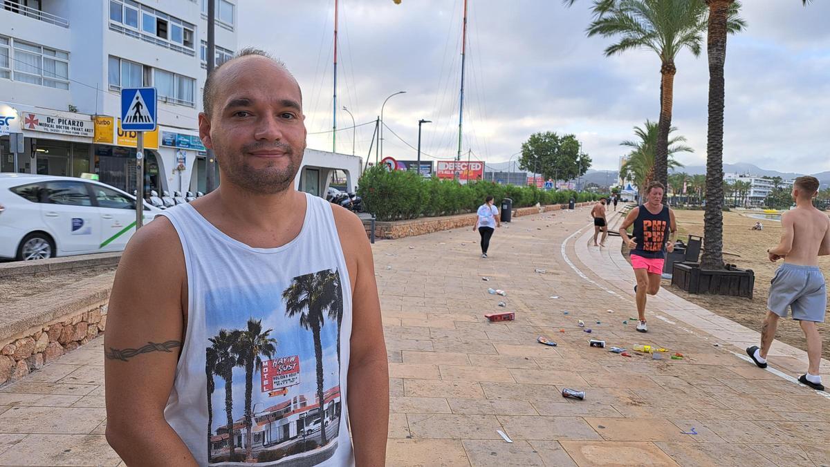 Galería de imágenes de la suciedad en el la playa de s'Arenal de Sant Antoni a primera hora de la mañana Galería de imágenes de la suciedad en el la playa de s'Arenal de Sant Antoni a primera hora de la mañana