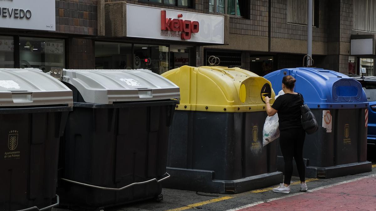 Una vecina tira basura en los contenedores de Francisco Gourié, en Las Palmas de Gran Canaria.