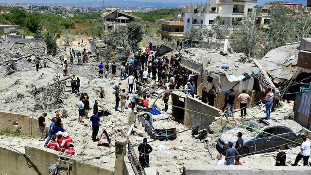El llogarret libanès de Qennarit, després d’un dels atacs israelians llançats ahir contra el Líban. | AFP