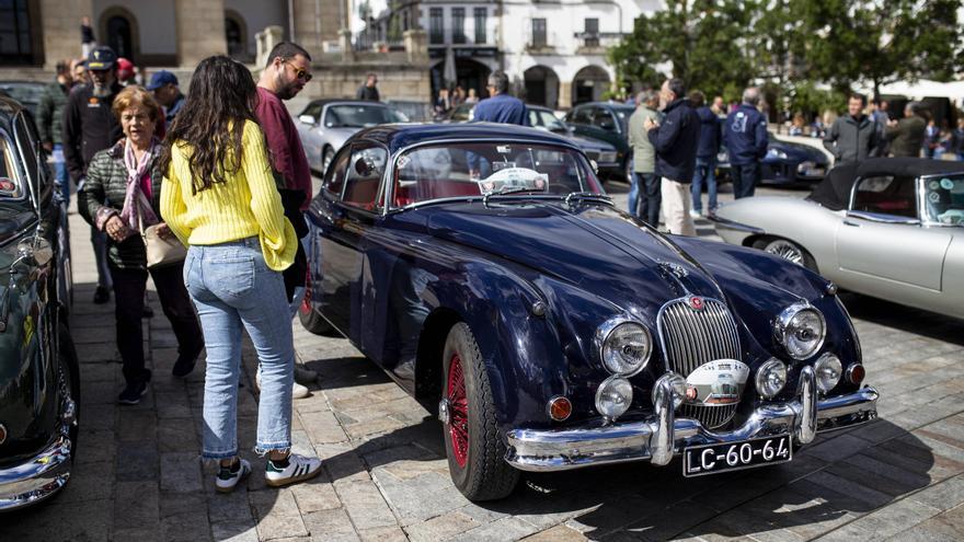 Así lucen en la plaza Mayor de Cáceres los Jaguar más caros del mundo