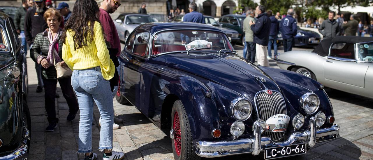 Así lucen en la plaza Mayor de Cáceres los Jaguar más caros del mundo