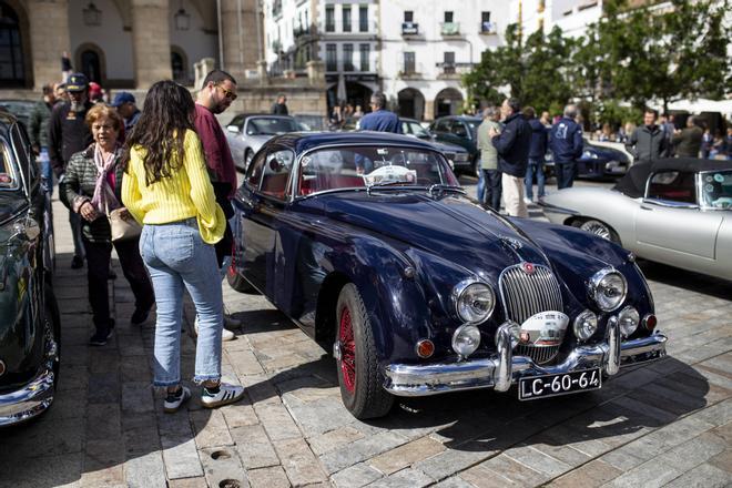 Así lucen en la plaza Mayor de Cáceres los Jaguar más caros del mundo