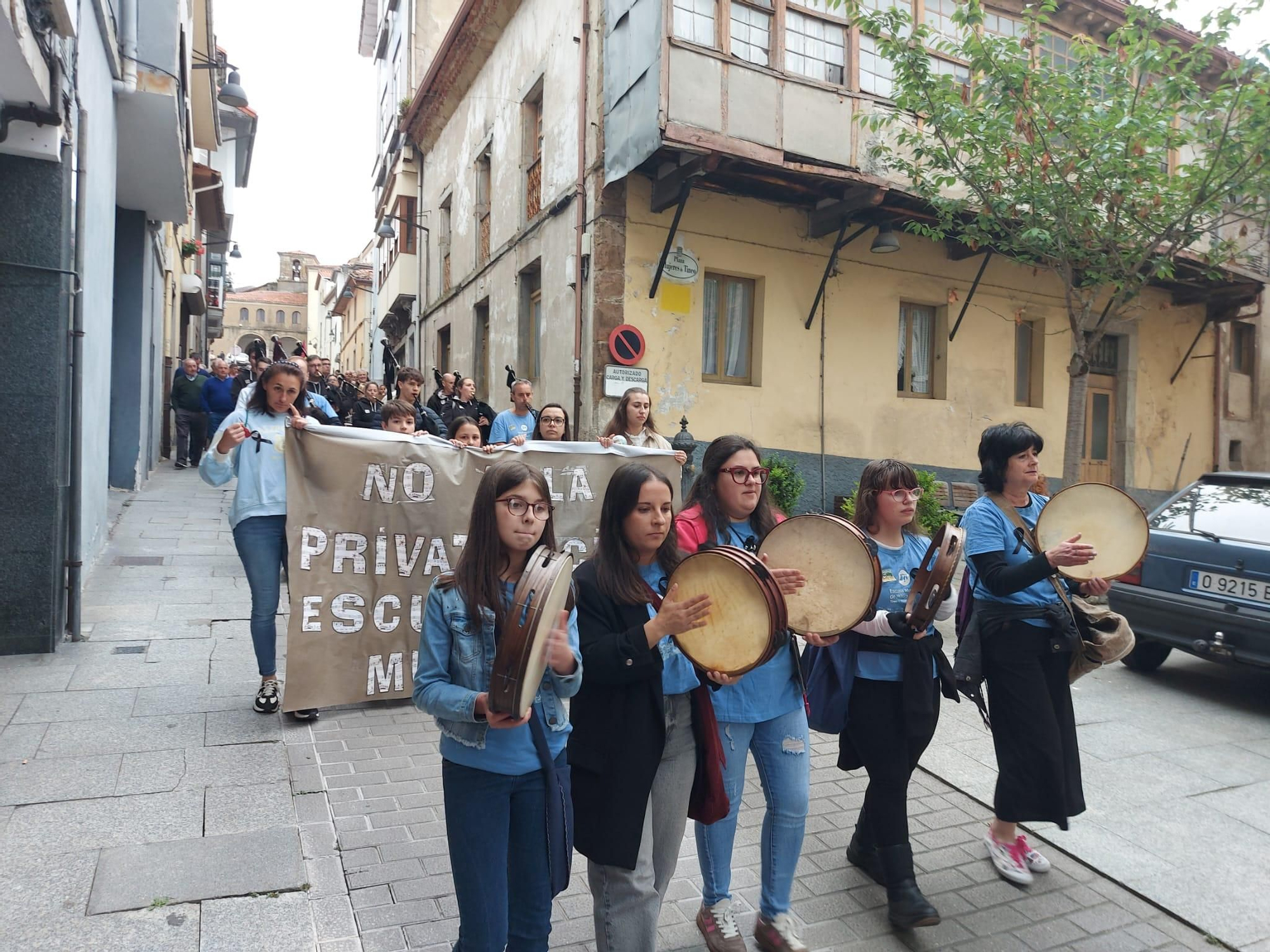 En imágenes: Así fue la manifestación contra el cierre de la Escuela de Música de Tineo