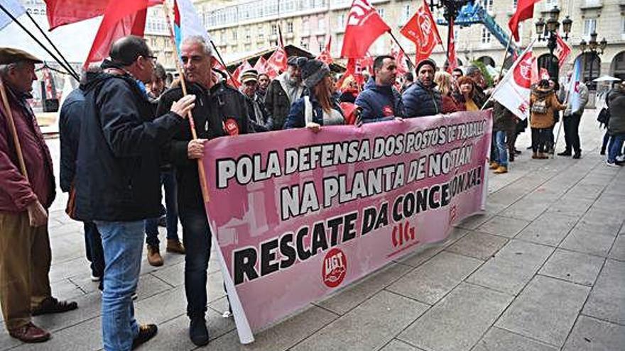 Manifestación de la plantilla de Albada, ayer, en la plaza de María Pita.