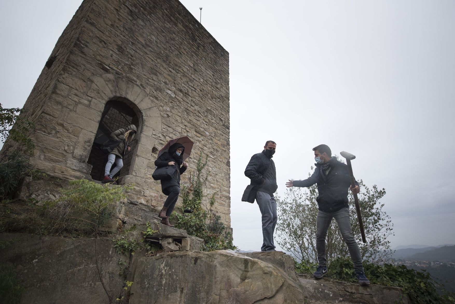 Entrem al Castellet de Sant Vicenç, en obres per obrir al públic d’aquí a un any. Mireia Arso