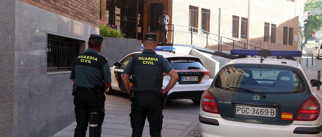 Llegada del vehículo de la Guardia Civil en el que viajaba el detenido para declarar ante el juez en Montilla.