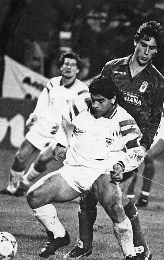 Un marcaje famoso. Luis Manuel cumplió en su papel con Maradona y este le reconoció su labor. En la imagen, Luis Manuel presiona al argentino en una acción del partido. | LNE