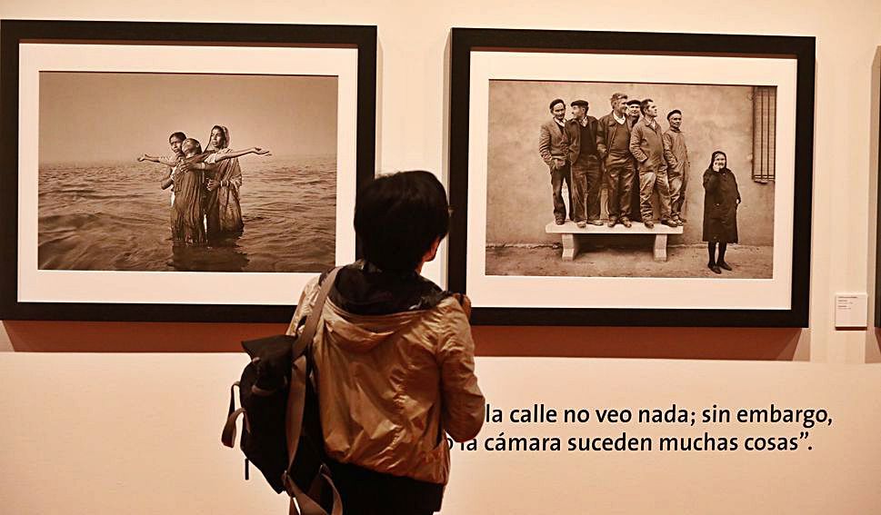 Dos de las fotografías de la exposición en el Niemeyer.