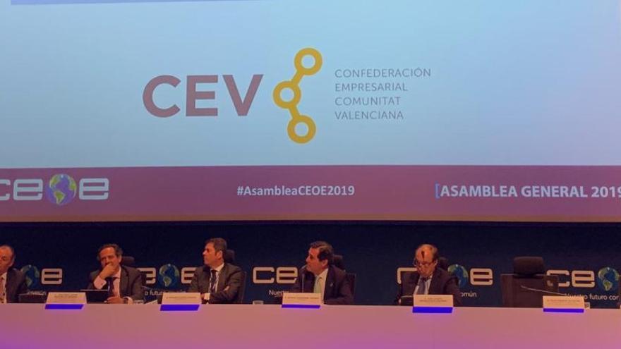 El logo de la CEV, en la asamblea que celebró ayer la CEOE en Madrid.
