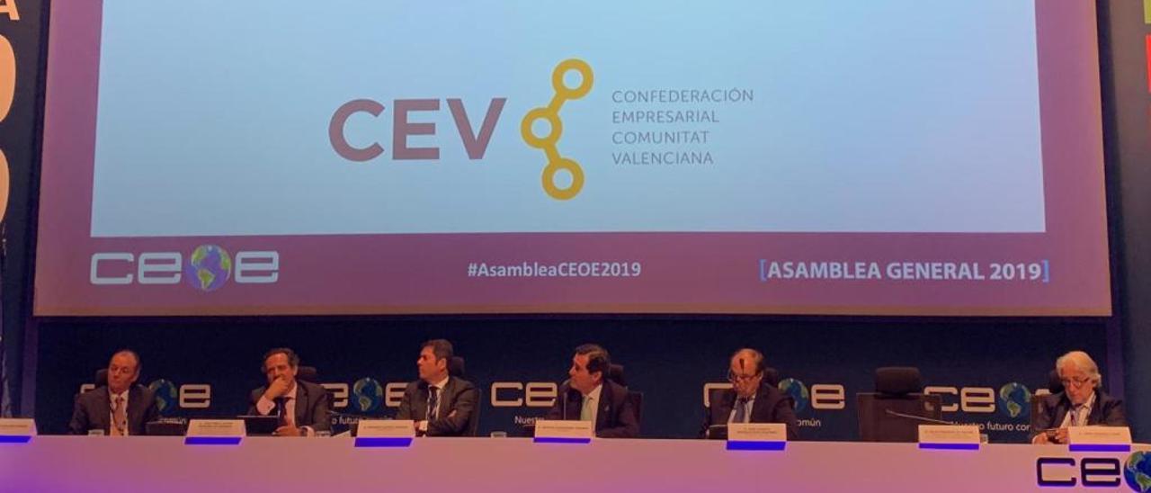 El logo de la CEV, en la asamblea que celebró ayer la CEOE en Madrid.