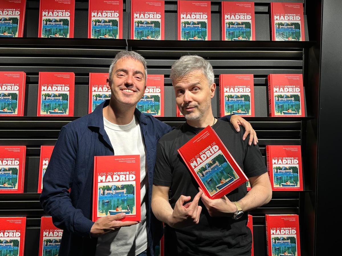 Juan Gómez-Jurado y Manu García del Moral posan con Los 20 iconos de Madrid, el libro que recorre los símbolos monumentales y cotidianos que mejor explican la identidad plural de la capi