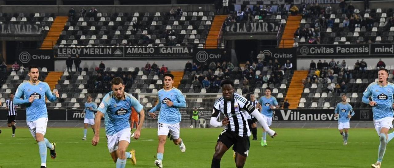 Adilson, en una acción del partido ante el Celta B