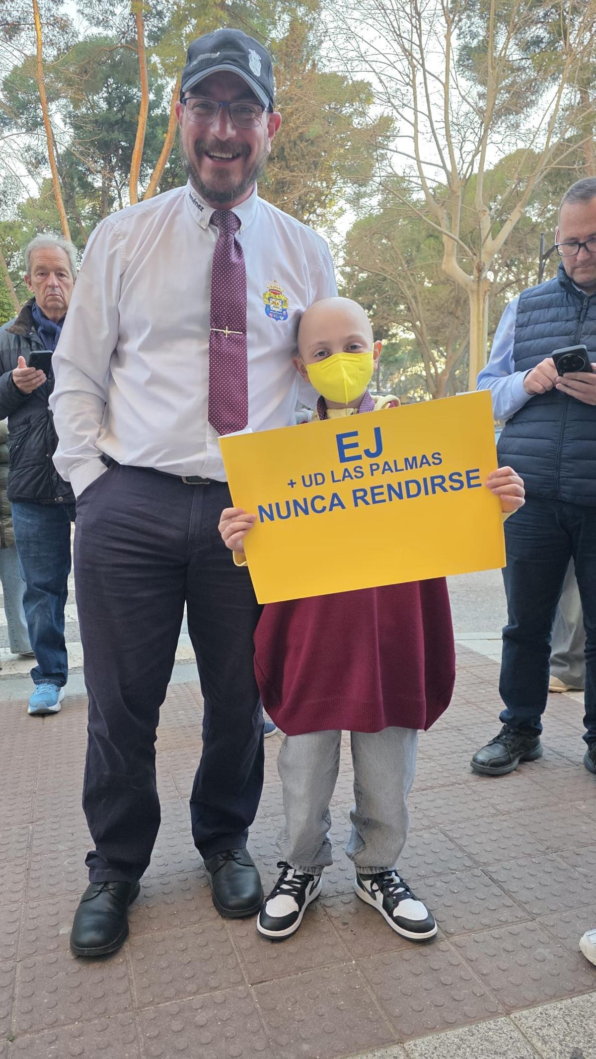 El conductor César Robledo posa con el pequeño Elías.