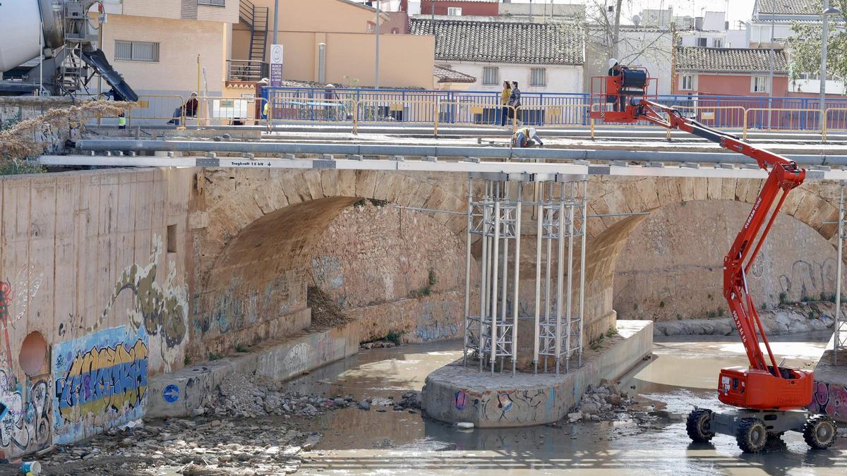 Reparación de un puente destruido por la barrancada del Poyo en Catarroja, en una imagen del 7 de abril.