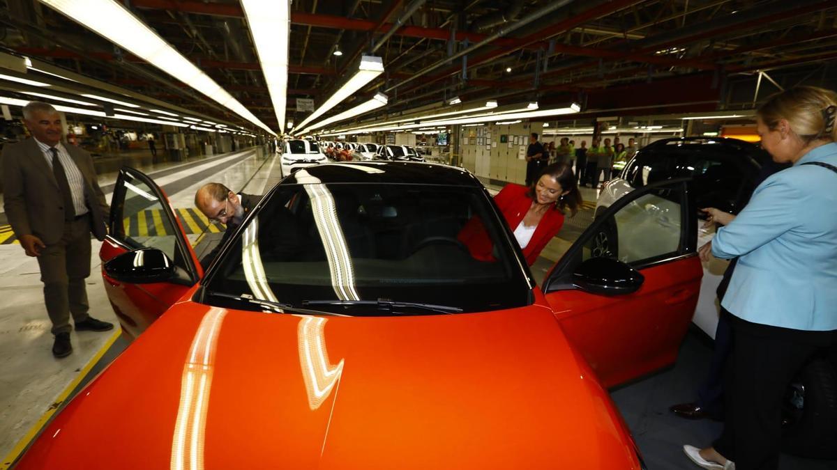 La ministra de Industria, Reyes Maroto, esta mañana en la planta de Stellantis en Figueruelas.