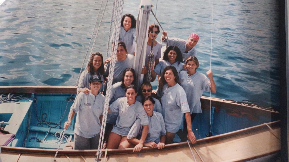 Las tripulantes que integraron el proyecto del primer bote de Vela Latina formado íntegramente por mujeres.