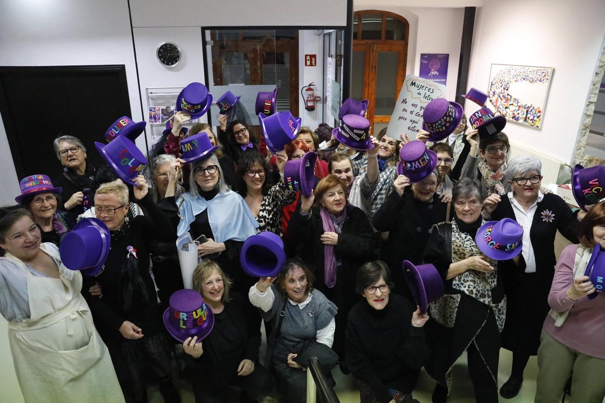 EN IMÁGENES: Las Comadres de Avilés sacan la fiesta a la calle