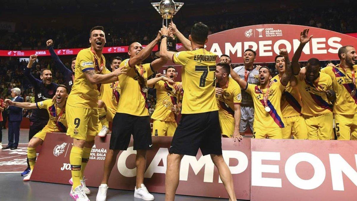 Los lesionados Lozano, Esquerdinha y Ferrao, con la Copa de España