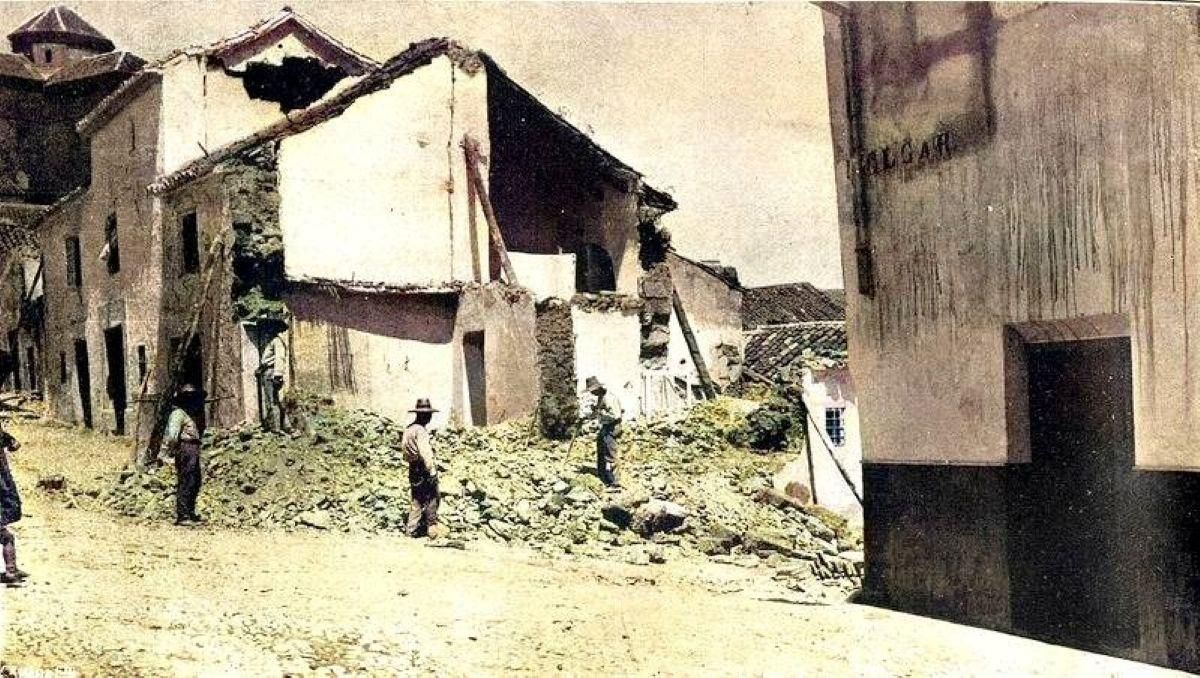 La calle Melgar, con la parroquia de Santiago Apóstol al fondo de la imagen, resultó ser una de las vías más afectadas por el temblor, con varias viviendas completamente destruídas.