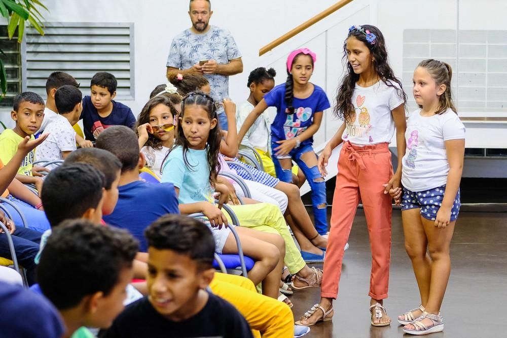 Medio centenar de niños saharauis visitan el Cabildo