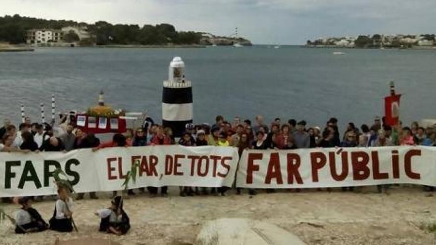 Cerca de 300 personas reclaman en Portocolom faros públicos y abiertos a todos