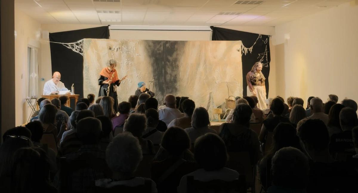 Gran asistencia a la obra de teatro.