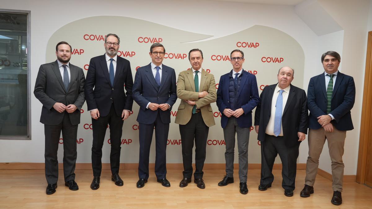 El consejero, tercero por la izquierda, con autoridades locales y provinciales y responsables de Covap.