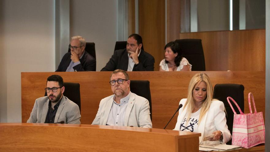 Marta Díaz, en la bancada de la oposicion, consulta el móvil, ayer, durante el pleno del Consell. | VICENT MARÍ