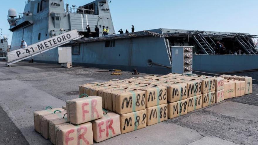 Los fardos de hachís, frente al buque de la Armada Meteoro, en Las Palmas.