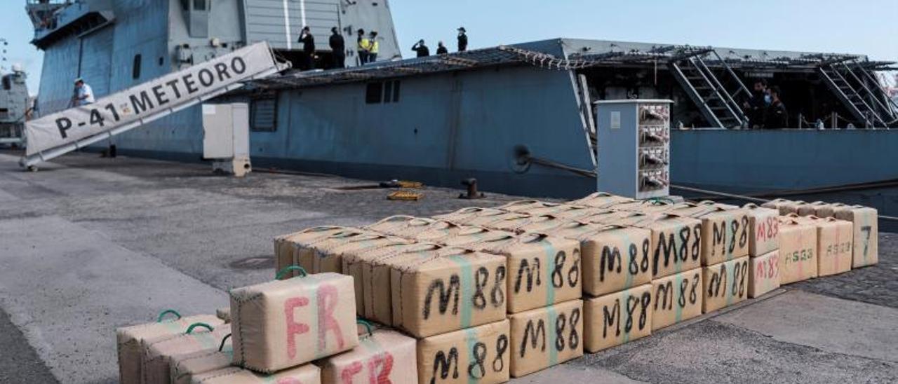 El alijo intervenido a los dos traficantes, tras ser descargado en el puerto de Las Palmas.