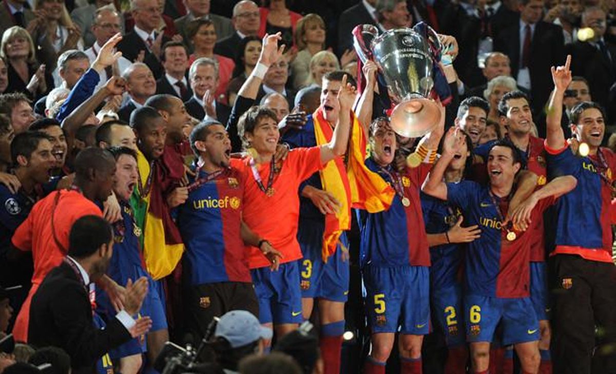 Èxtasi a la ciutat eterna. Puyol aixeca l’’orelluda’ a Roma, la tercera de la història del club, davant l’alegria dels seus companys.