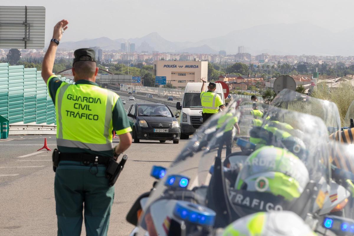 Agentes de la Guardia Civil paran a los conductores durante un control de alcoholemia antes de la subida al Puerto de la Cadena a la altura de El Palmar.
