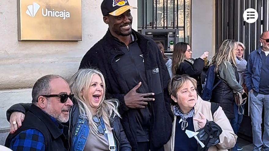 Acude por primera vez a las Fallas y la gente le confunde con un jugador de la NBA