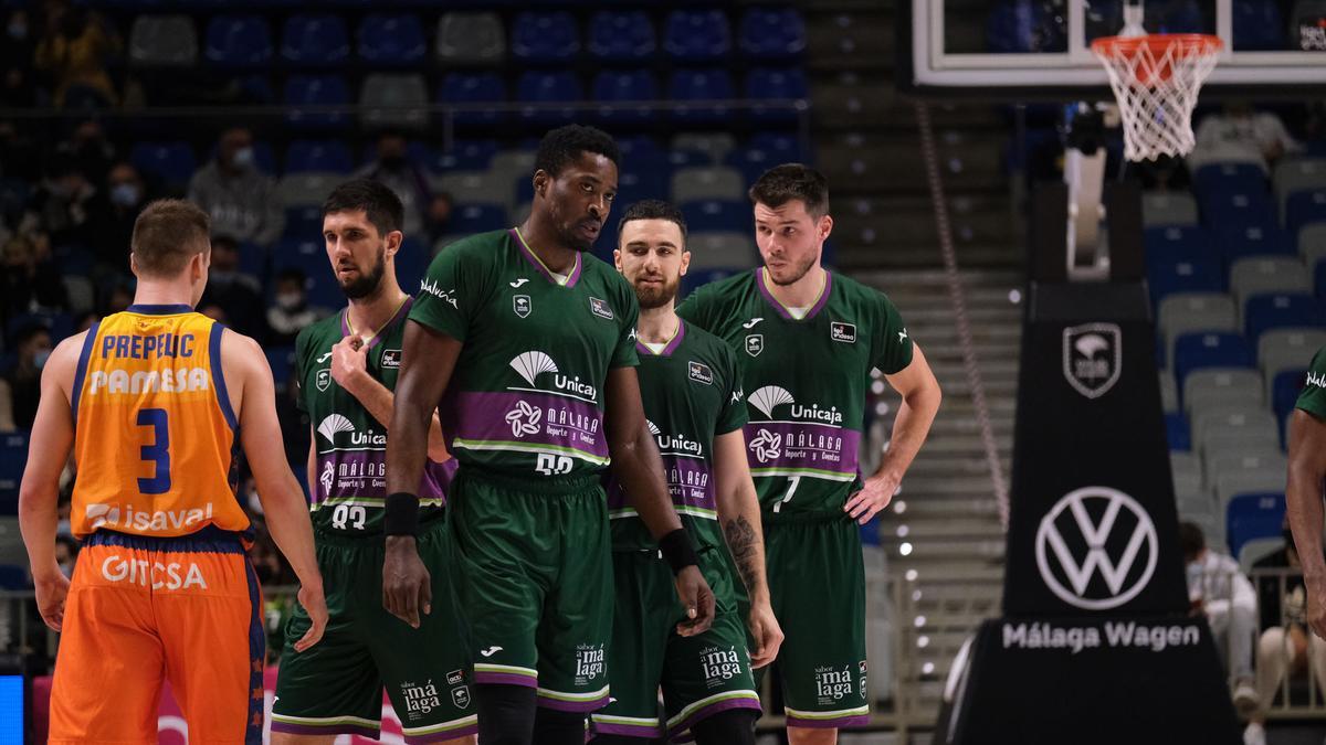 Los jugadores del Unicaja durante el encuentro ante el Valencia Basket de la Liga Endesa.