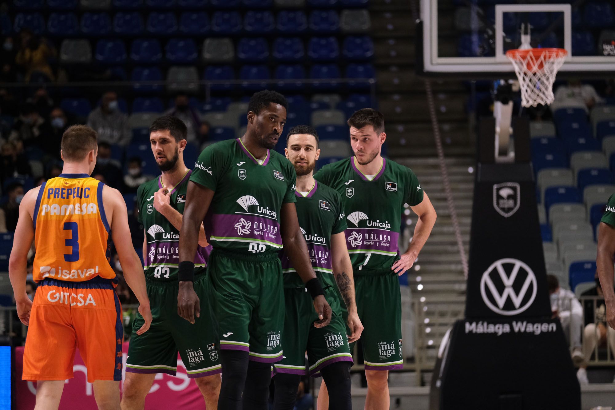 Las imágenes del Unicaja - Valencia Basket de la Liga Endesa.