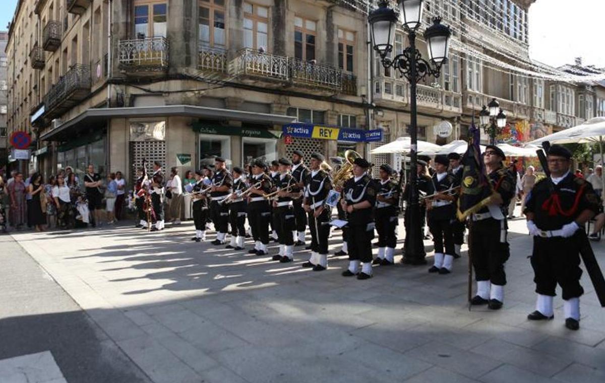 La Banda Agotaga de Ferrol da un pasacalles. | BERNABÉ/ AMANDA CASTRO