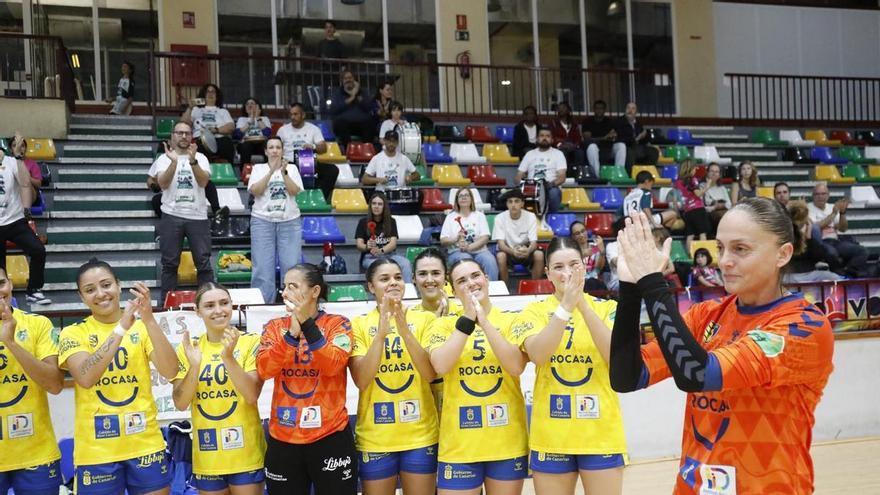 La Fundación Trinidad Alfonso y el BM Elche homenajean a Silvia Navarro por su retirada