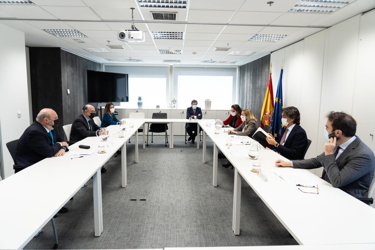 La vicepresidenta Nadia Calviño con los líderes de AEB, CECA y UNACC, el pasado enero.