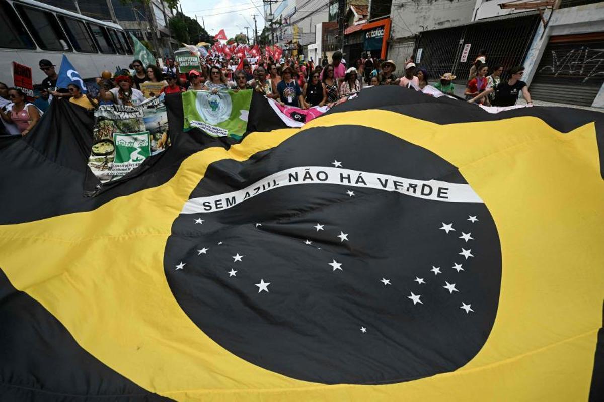 Manifestantes llenan las calles de Belém para reclamar mayor ambición climática en plena COP30