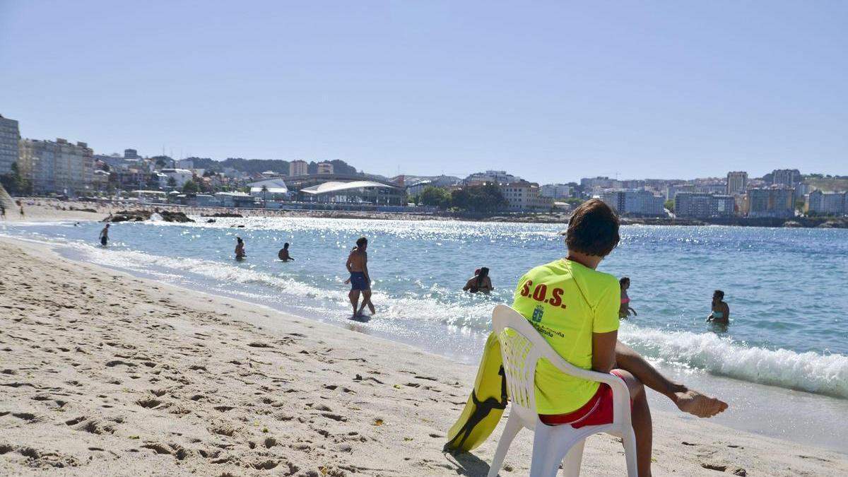 Un socorrista vigila a los bañistas en la playa del Orzán.