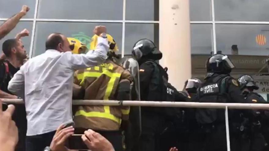 Moment de tensió entre agents de la Guàrdia Civil i ciutadans, a les portes del Quercus, l&#039;1-O