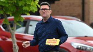 El alcalde de Mánchester, Andy Burnham, hace campaña este jueves en el distrito de Makerfield.