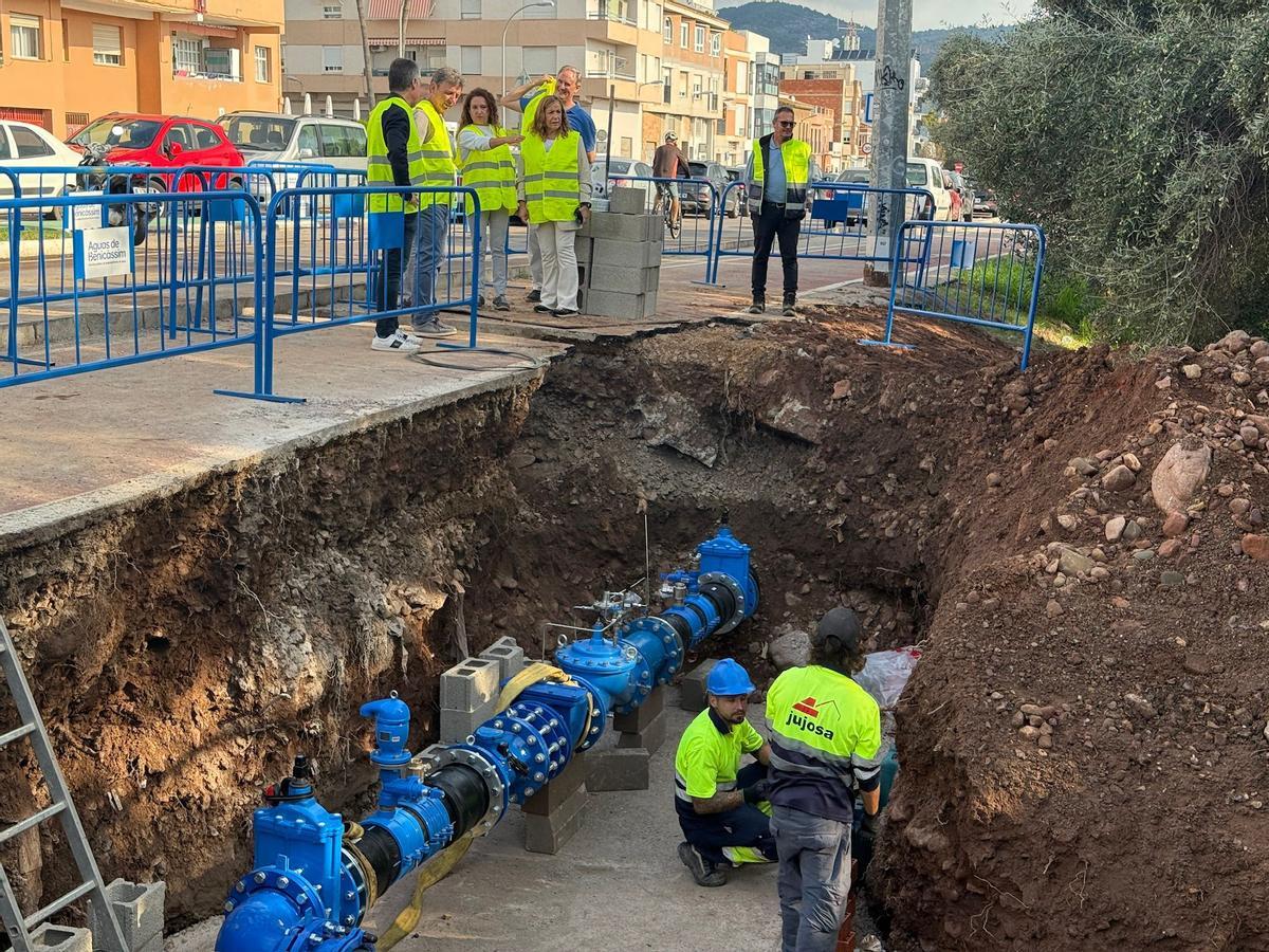 La alcaldesa y la concejala del Ciclo Integral del Agua durante una visita a las obras ya en marcha.