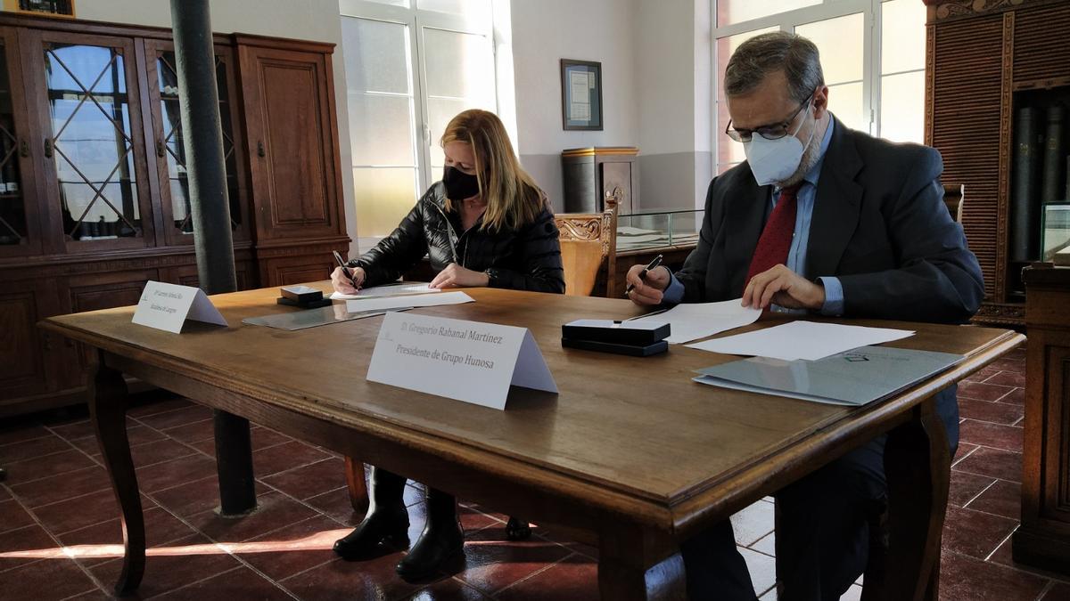 Gregorio Rabanal y Carmen Arbesú firman el convenio.