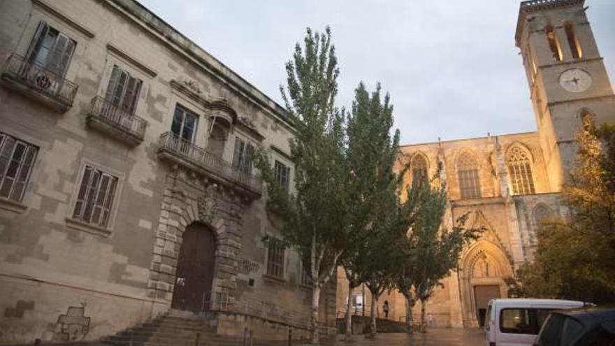 Edifici dels jutjats vells a la baixada de la Seu, en ple Centre Històric de Manresa