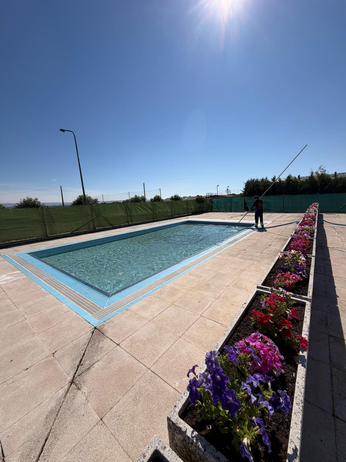 Operario de la piscina de Rabanales haciedno tareas de limpieza